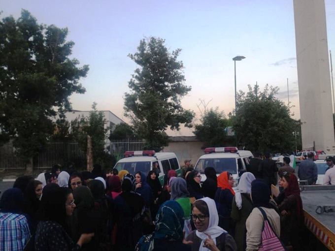 حضور نیروهای پلیس در تجمع بیست و پنج خرداد زنان مقابل ورزشگاه آزادی