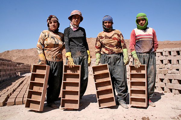 وضعیت زنان کارگر: نقطه تلاقی ستم جنسیتی و طبقاتی/ میترا هاشمی