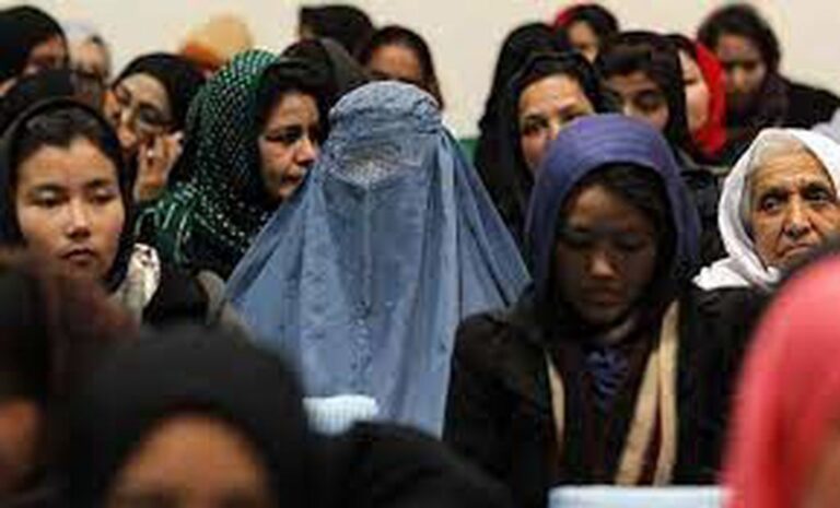 زنان افغانستان در مقابل طالبان عقب نشینی نمی‌کنند
